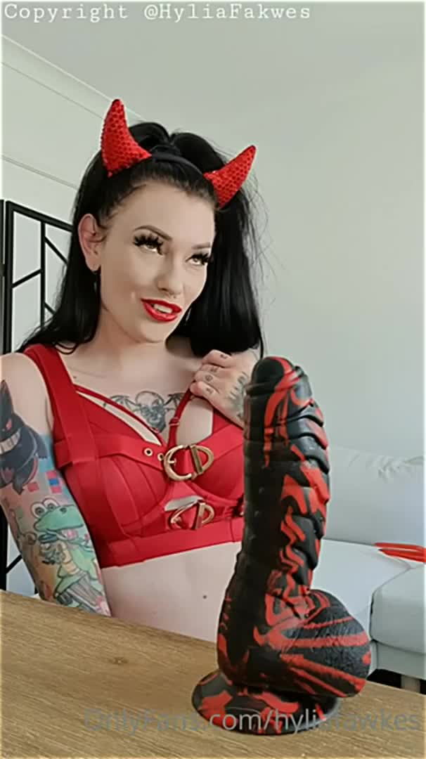 Performer Hylia Fawkes Onlyfans 12-Jan-2025 caresses her clitoris and gets impaled on toy - #1 Records Sex Cam | ePornREC