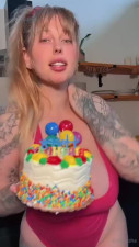 Vicky Aisha Onlyfans 11-Feb-2025 MILF caresses herself between her legs