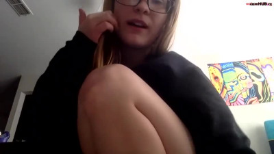Blondiebae1 Chaturbate 19-Feb-2025 plays with a vibrator on the clitoris
