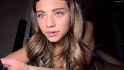 Chloeeey1 Chaturbate April-08-2025 caresses herself under her panties