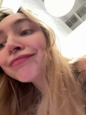 Miss_Elfie chaturbate April-15-2025 gently touching herself between her legs