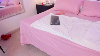 Sammyskye Chaturbate April-16-2025 caresses her clitoris with a toy