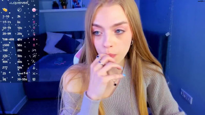 Sayl0r_Moon Chaturbate April-16-2025 spreads her crotch in front of the camera