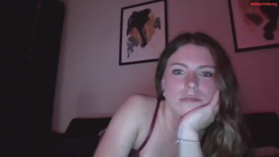 Emilysxo Chaturbate April-19-2025 plays with her breasts in front of the camera