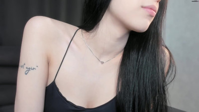 Crystal_Buterfly Chaturbate April-19-2025 beautiful brunette in front of the camera