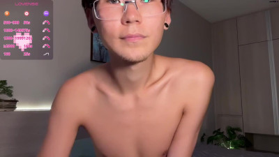 slola_li chaturbate 09-May-2025 guy brings his girlfriend to orgasm with his fingers