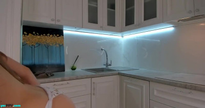 Ooxygenlow chaturbate 18-May-2025 pose in the kitchen