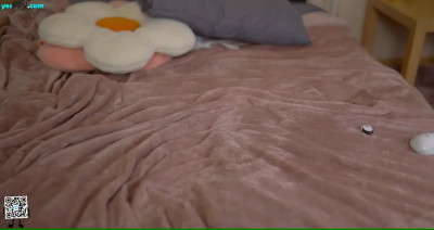 Tiny_Miracle Chaturbate 03-06-2025 penetrates a glass toy between her legs